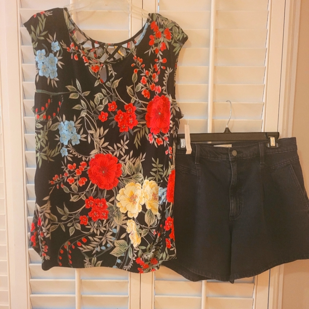 NWT Outfit Bundle NY&C floral top XL & NWT Universal Thread black jean shorts 10